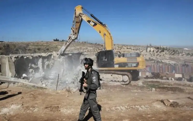 الاحتلال يخطر بهدم منشآت في بلدة
