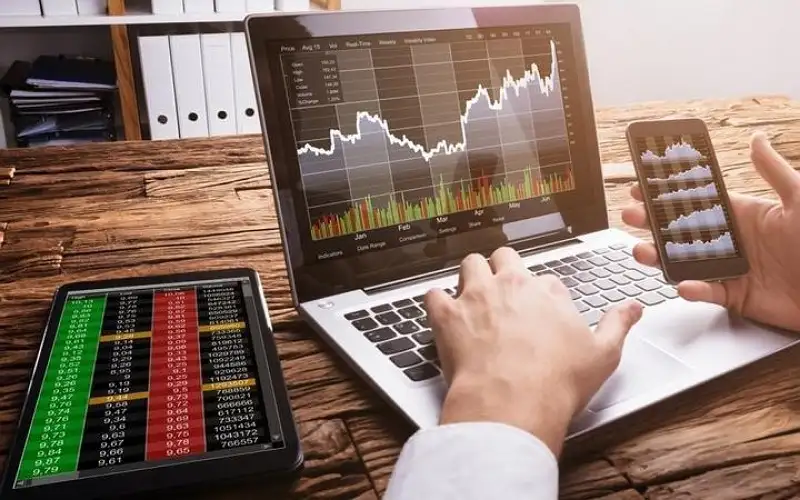 الجرائم الإلكترونية تحذر من التداول بمنصات