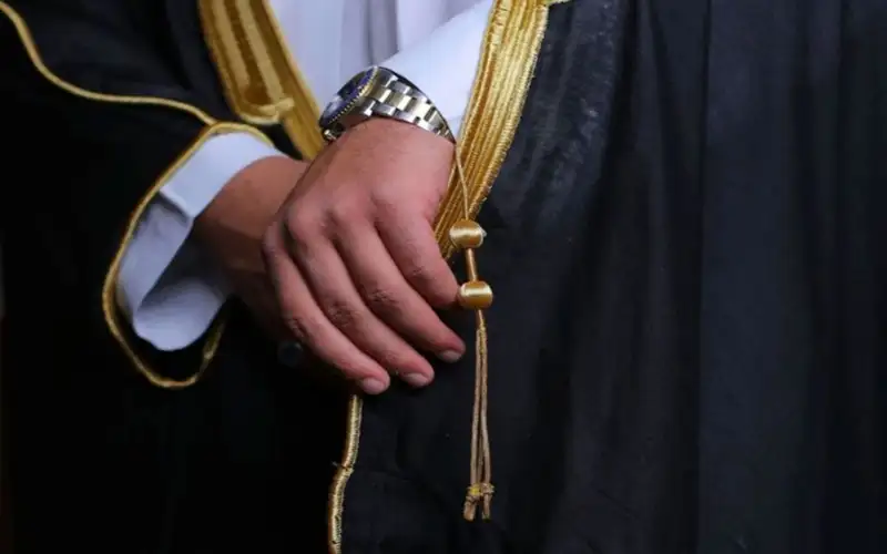 السعودية.. تعميم يلزم الموظفين بلبس البشت