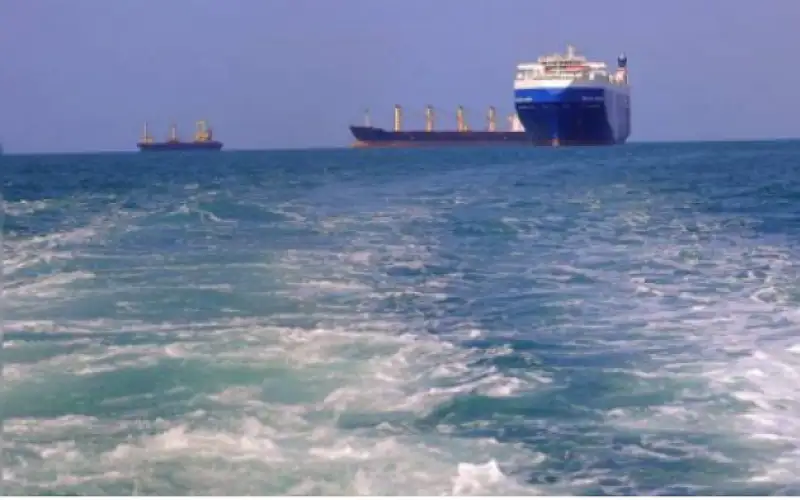 رويترز: سفينة يونانية هاجمتها الجماعة اليمنية