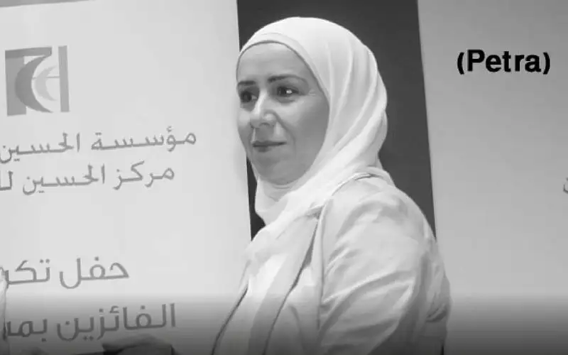 سخرت قلمها لبث الأمل بالانتصار على