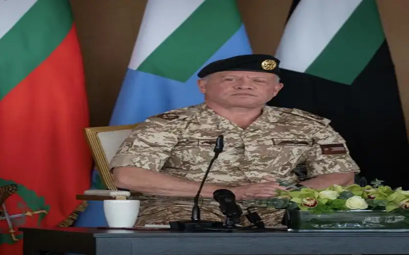 الملك يلتقي متقاعدين عسكريين في الغمر: