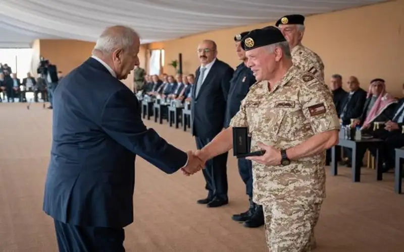 الملك ينعم بميدالية اليوبيل الفضي على