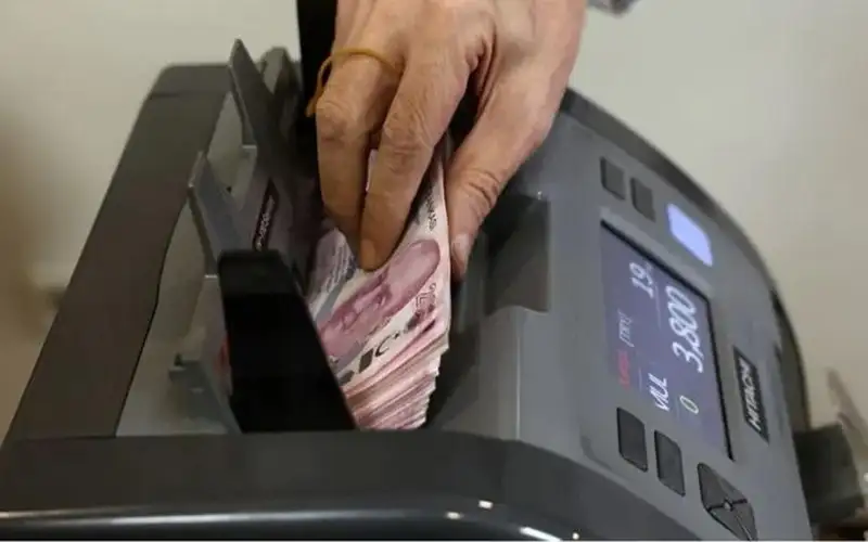 الليرة التركية تهبط عند مستوى قياسي