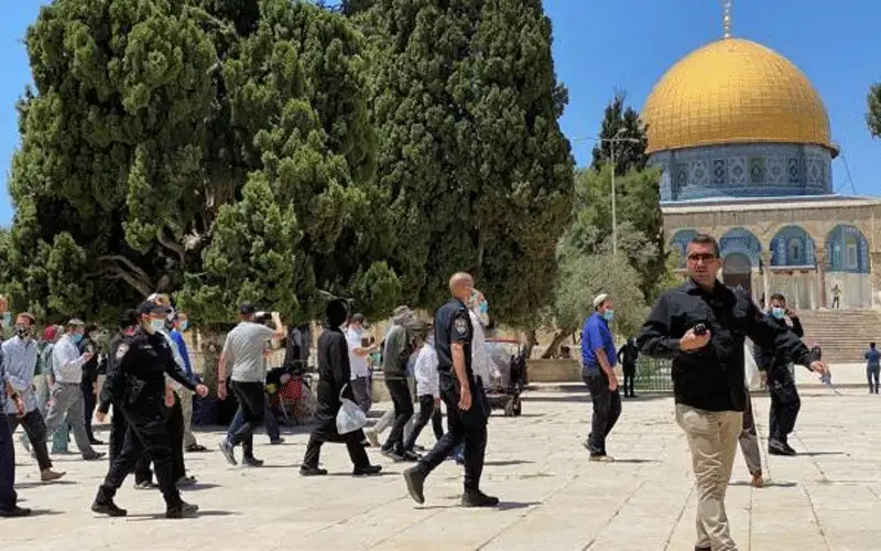 مستوطنون متطرفون يقتحمون الأقصى بحراسة شرطة
