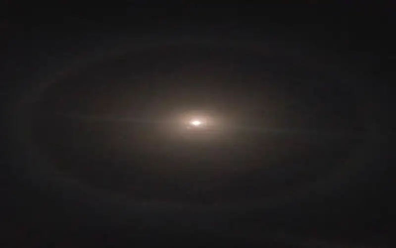 الجليد يصنع حلقة منيرة حول قمر