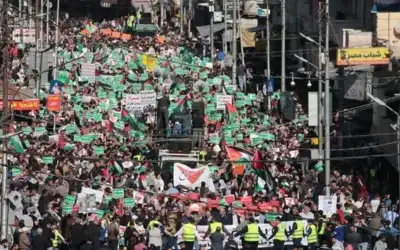 أردنيون يتظاهرون احتجاجا على العدوان الإسرائيلي