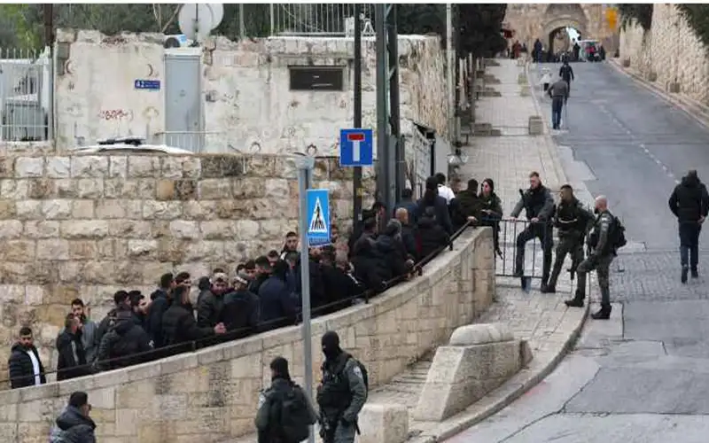 الاحتلال يمنع المصلين من الوصول إلى