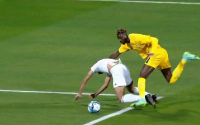 يزن النعيمات يتعرض للإصابة ويغادر ملعب