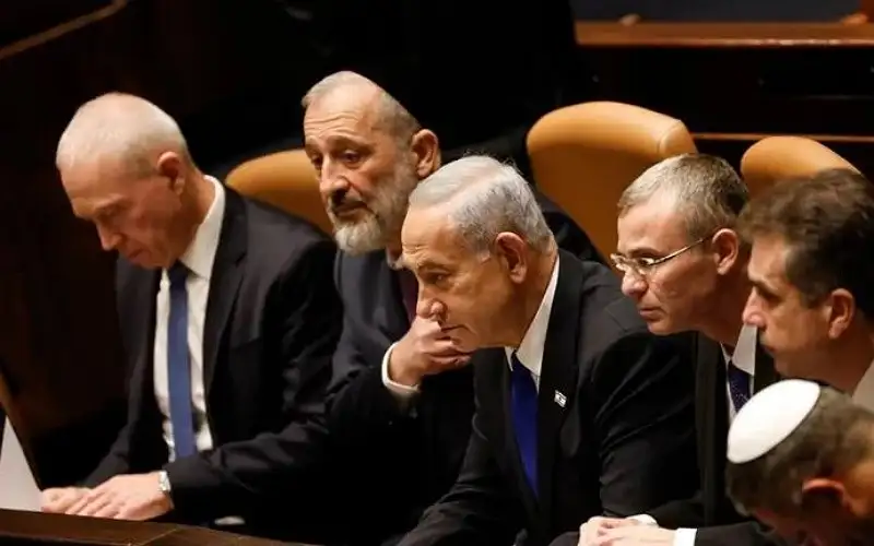 هآرتس: نتنياهو وحكومته خونة