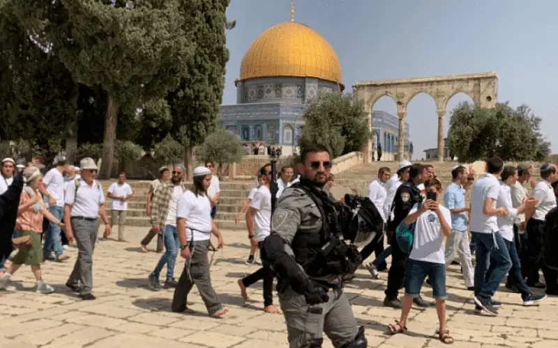 عشرات المستعمرين يقتحمون المسجد الأقصى