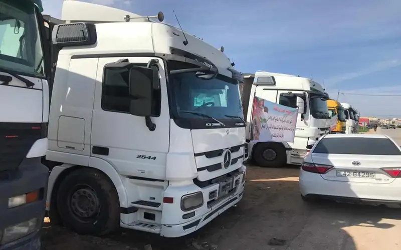 مادبا .. سائقو شاحنات يحتجون على