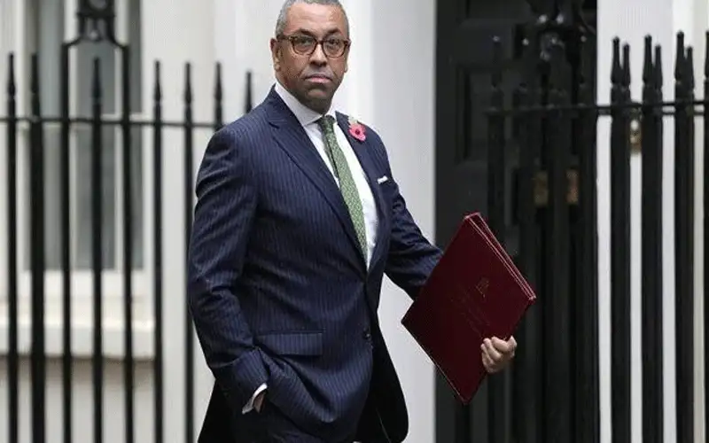 وزير داخلية بريطانيا يطالب بوقف الاحتجاجات