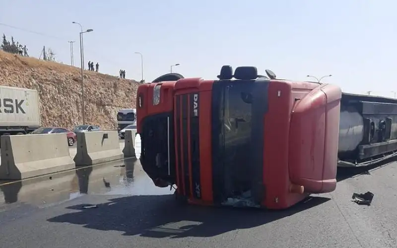 تدهور صهريج محروقات وانقلابه على طريق