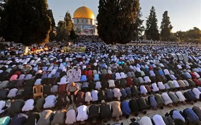 20 ألفا أدوا صلاة الجمعة في