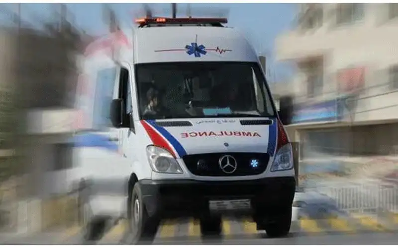 اخلاء مصاب سقط من أعلى شق