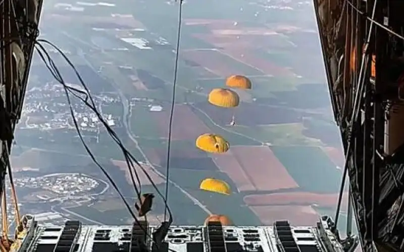 مصر تعلن تنفيذ إنزال جوي جديد