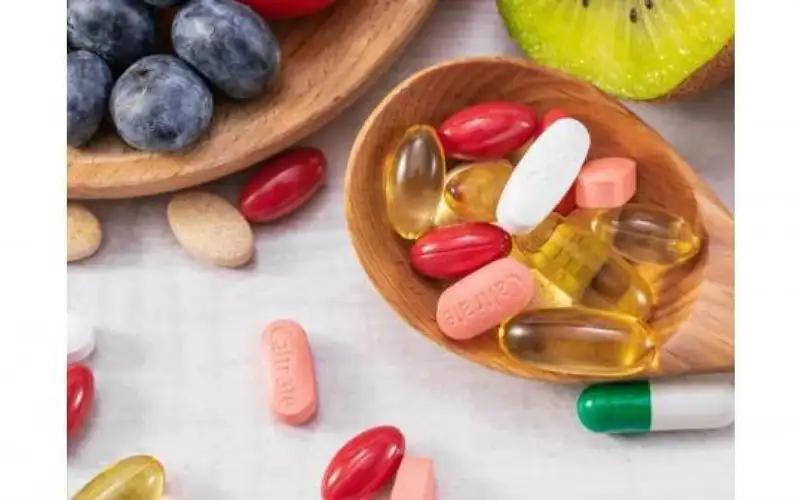 مختصون يحذرون من الإفراط بتناول الفيتامينات