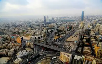 انخفاض ملموس في الحرارة وزخات مطرية