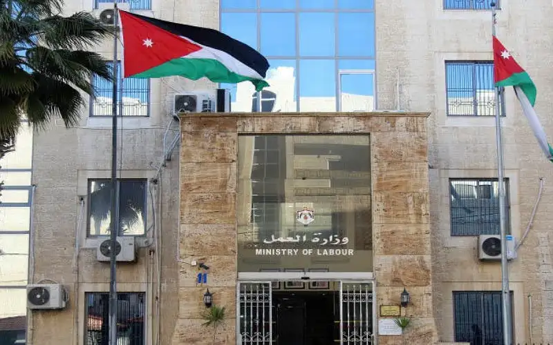 الحكومة: 8 عقود عمل جماعية وقعت