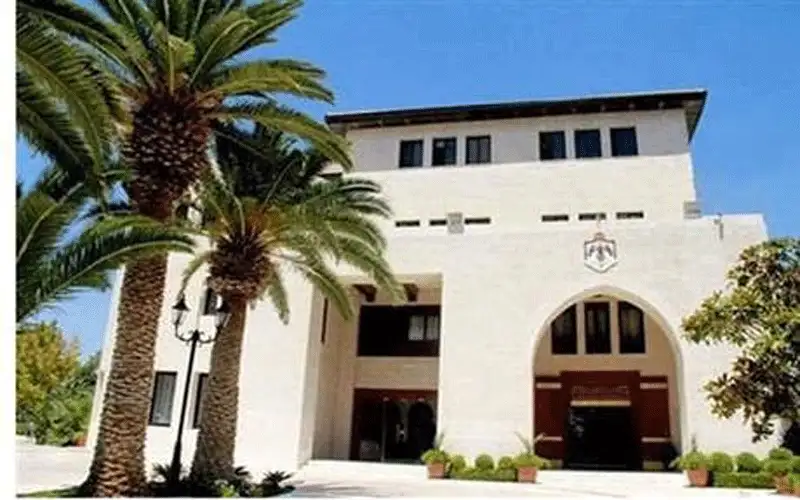 الحكومة تحدد ساعات الدوام الرسمي في