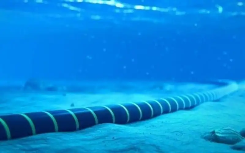 انقطاع 4 كابلات اتصالات من أصل