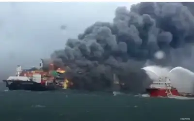 اندلاع حريق إثر انفجارين هزا سفينة