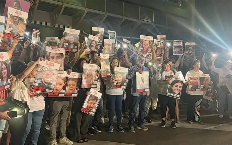 عائلات الأسرى الإسرائيليين تغلق الشارع المقابل