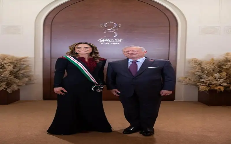 الملك يقلد الملكة رانيا وسام النهضة