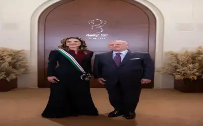 الملك يقلد الملكة رانيا وسام النهضة