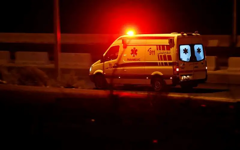 غطاسو الدفاع المدني ينقذون شخصين علقا