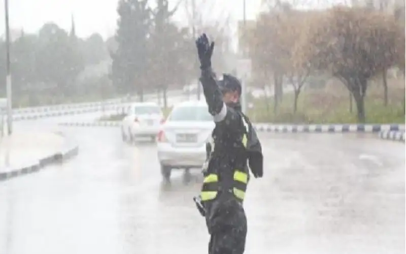 الدوريات الخارجية تحذر من انزلاق المركبات