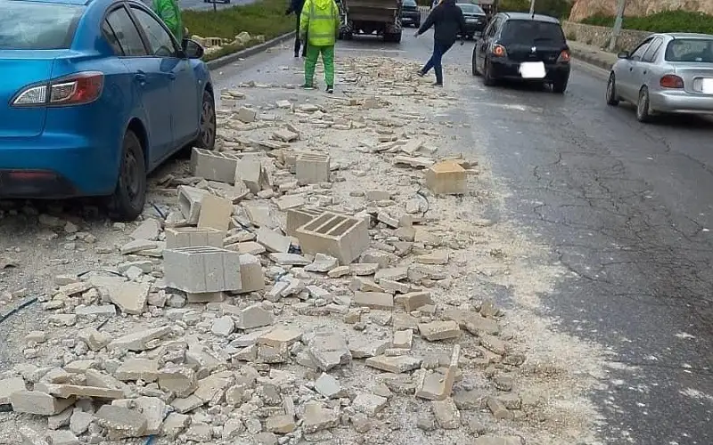 السير تحذر السائقين في شارع الاستقلال