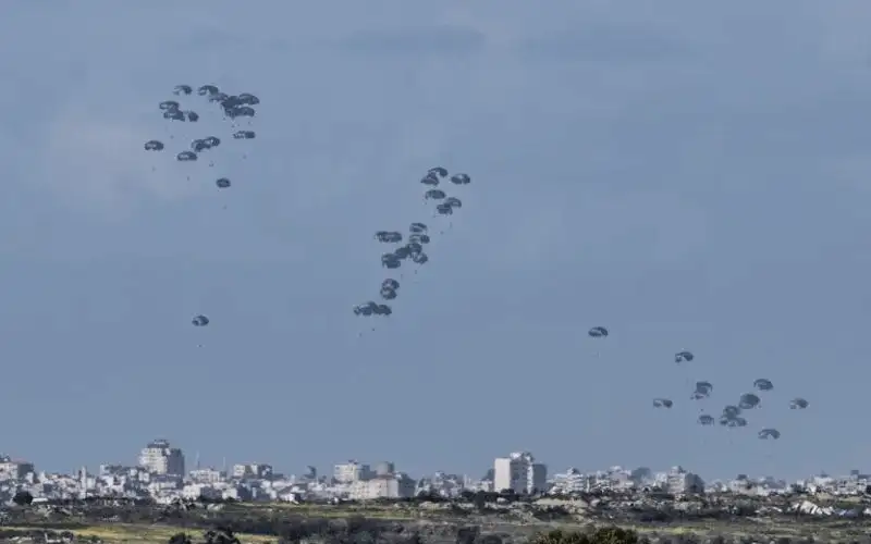 شهيدان بإنزال خاطئ للمساعدات الجوية بغزة