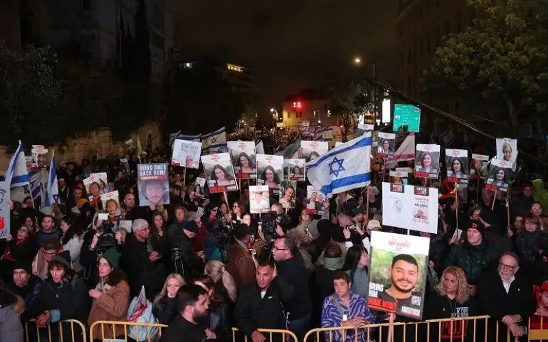 عائلات الاسرى لدى المقاومة تغلق شارعا