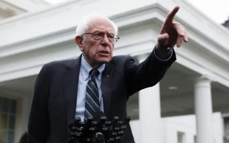 سيناتور أمريكي يفضح تواطؤ بلاده بالعدوان