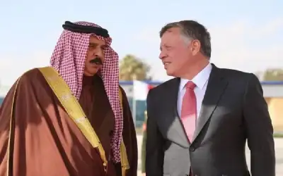 الملك وعاهل البحرين يبحثان الأوضاع الخطيرة
