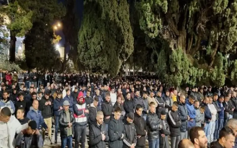 35 ألفا يؤدون صلاتي العشاء والتراويح