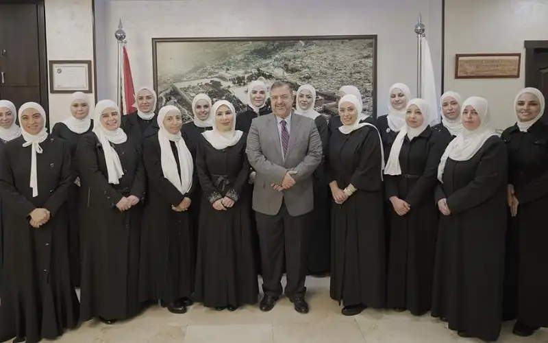 العربي الإسلامي يؤكد تمكينه للمرأة في