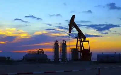 النفط يرتفع قبيل صدور تقارير شهرية