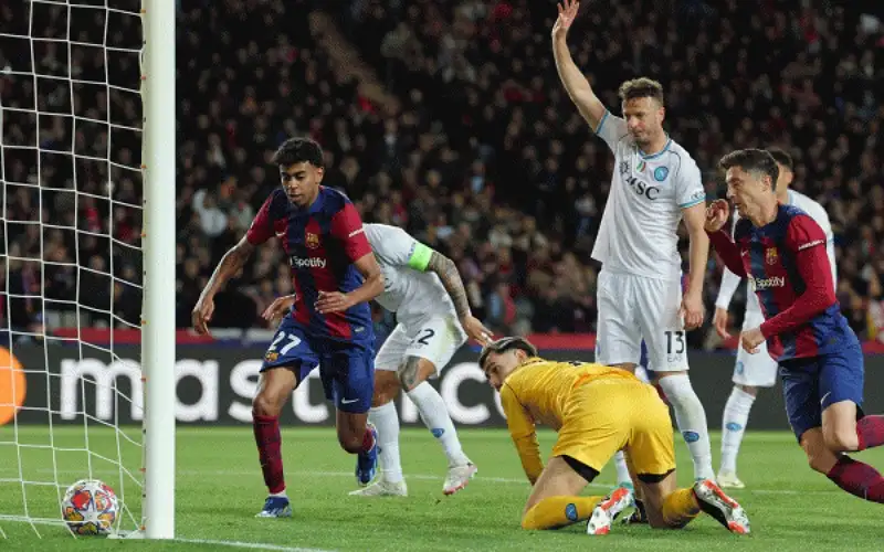 برشلونة يهزم نابولي بثلاثية ويتأهل لربع