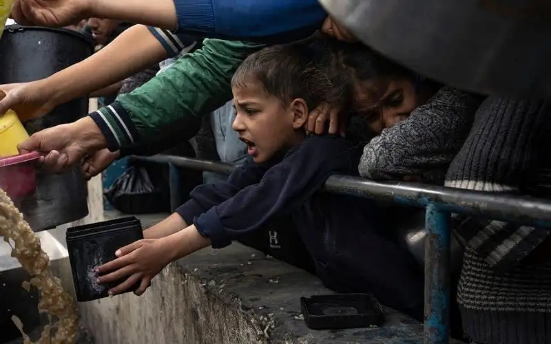 الاحتلال: سنغرق غزة بالمساعدات