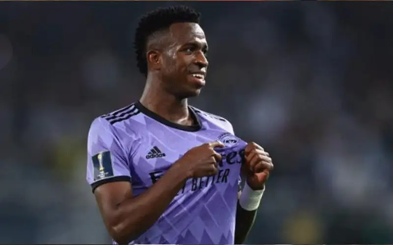 فينيسيوس يطالب ويفا بمحاسبة جماهير اتلتيكو