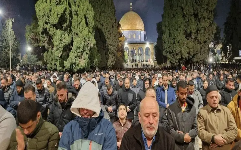 70 ألف مصل يؤدون صلاتي العشاء