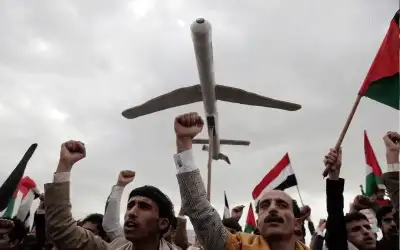 الحوثيون: نتجه لمنع عبور السفن المرتبطة