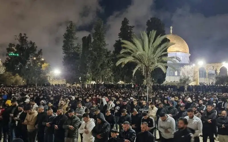 90 ألف مصل يؤدون صلاتي العشاء