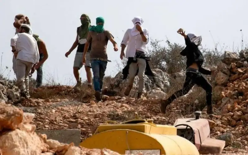 مستوطنون يهاجمون منازل فلسطينيين ويعتدون على