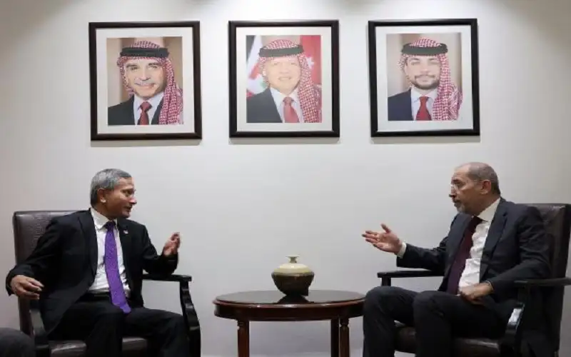 الصفدي ونظيره السنغافوري يبحثان جهود وقف