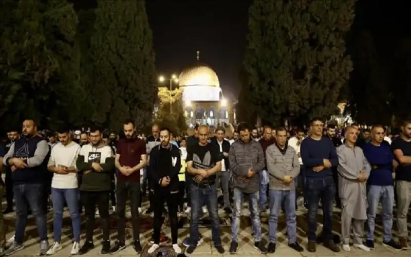 60 ألفا يؤدون صلاتي العشاء والتراويح