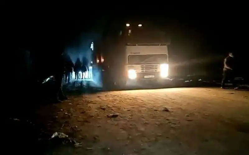 أول شاحنات مساعدات تصل شمال غزة